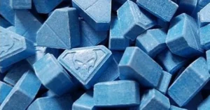 Dreieckige blaue Ecstasy Tablette mit Totenkopf